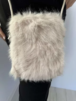   Geantă mică pufoasă cu blană, cu închidere tip buton, cu bretea lungă din piele ecologică. Lățime: 15,5 cm Înălțime: 20 cm
