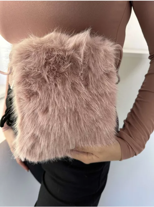 Geantă mică pufoasă cu blană, cu închidere tip buton, cu bretea lungă din piele ecologică. Lățime: 15,5 cm Înălțime: 20 cm