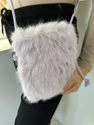 Geantă mică pufoasă cu blană, cu închidere tip buton, cu bretea lungă din piele ecologică. Lățime: 15,5 cm Înălțime: 20 cm