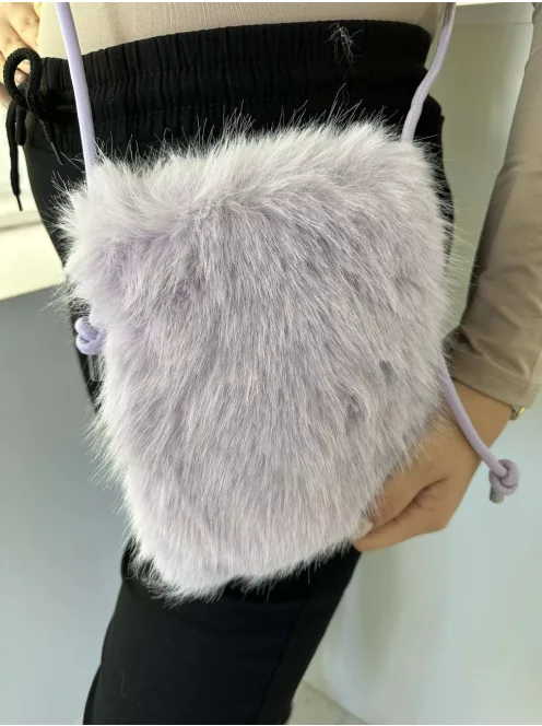 Geantă mică pufoasă cu blană, cu închidere tip buton, cu bretea lungă din piele ecologică. Lățime: 15,5 cm Înălțime: 20 cm
