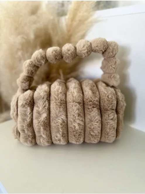 Geantă mică din blăniță moale, cu fermoar și curea lungă. Lățime: 23,5 cm Înălțime: 13 cm.