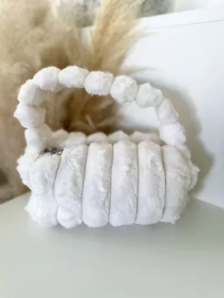   Geantă mică din blăniță moale, cu fermoar și curea lungă. Lățime: 23,5 cm Înălțime: 13 cm.