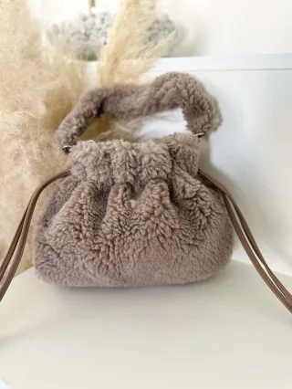   Geantă mică, căptușită, cu șnur. Lățime: 30 cm Înălțime: 25 cm.