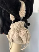 Geantă mică, căptușită, cu șnur. Lățime: 30 cm Înălțime: 25 cm.