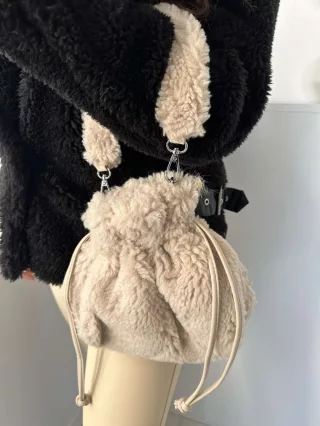   Geantă mică, căptușită, cu șnur. Lățime: 30 cm Înălțime: 25 cm.