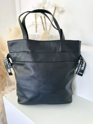   Geantă din piele ecologică, de mari dimensiuni, tip rucsac, cu fermoar și curea lungă. Lățime: 43 cm Înălțime: 36 cm.