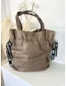   Geantă din piele ecologică, de mari dimensiuni, tip rucsac, cu fermoar și curea lungă. Lățime: 43 cm Înălțime: 36 cm.