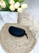 Culoare rigidă, cu fermoar, pentru ochelari. Lățime: 16 cm, Înălțime: 5 cm.