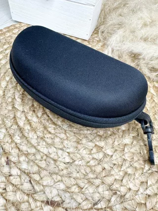   Culoare rigidă, cu fermoar, pentru ochelari. Lățime: 16 cm, Înălțime: 5 cm.