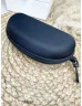   Culoare rigidă, cu fermoar, pentru ochelari. Lățime: 16 cm, Înălțime: 5 cm.