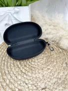 Culoare rigidă, cu fermoar, pentru ochelari. Lățime: 16 cm, Înălțime: 5 cm.
