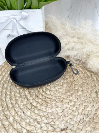   Culoare rigidă, cu fermoar, pentru ochelari. Lățime: 16 cm, Înălțime: 5 cm.
