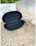   Culoare rigidă, cu fermoar, pentru ochelari. Lățime: 16 cm, Înălțime: 5 cm.