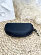 Culoare rigidă, cu fermoar, pentru ochelari. Lățime: 16 cm, Înălțime: 5 cm.