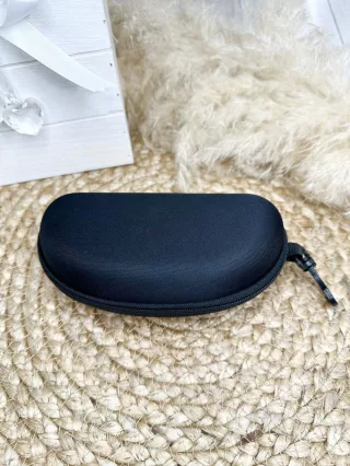   Culoare rigidă, cu fermoar, pentru ochelari. Lățime: 16 cm, Înălțime: 5 cm.