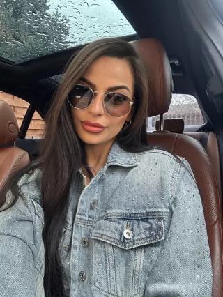   Ochelari de soare cu ramă și brațe metalice. Prevăzuți cu protecție UV.