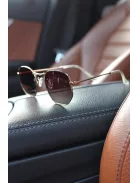 Ochelari de soare cu ramă și brațe metalice. Prevăzuți cu protecție UV.
