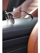 Ochelari de soare cu ramă și brațe metalice. Prevăzuți cu protecție UV.