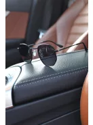 Ochelari de soare cu ramă și brațe metalice. Prevăzuți cu protecție UV.