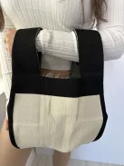 Geantă din material elastic, tricotată. Lățime: 24,5 cm, Înălțime: 46,5 cm.