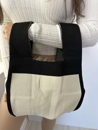   Geantă din material elastic, tricotată. Lățime: 24,5 cm, Înălțime: 46,5 cm.