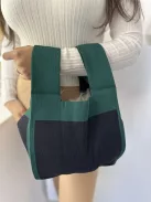 Geantă din material elastic, tricotată. Lățime: 24,5 cm, Înălțime: 46,5 cm.