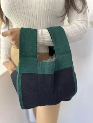   Geantă din material elastic, tricotată. Lățime: 24,5 cm, Înălțime: 46,5 cm.