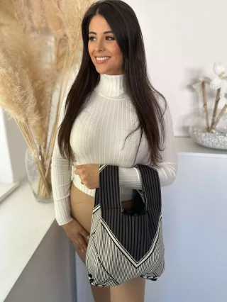   Geantă de mână din material elastic, tricotat. Lățime: 24,5 cm, Înălțime: 46,5 cm.