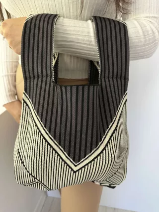   Geantă de mână din material elastic, tricotat. Lățime: 24,5 cm, Înălțime: 46,5 cm.