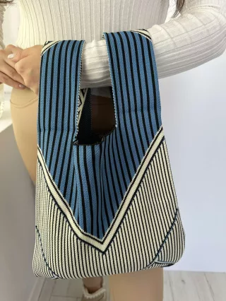   Geantă de mână din material elastic, tricotat. Lățime: 24,5 cm, Înălțime: 46,5 cm.