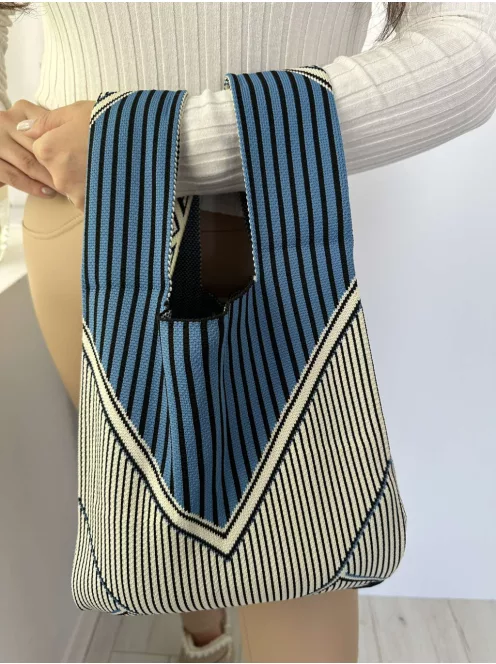 Geantă de mână din material elastic, tricotat. Lățime: 24,5 cm, Înălțime: 46,5 cm.