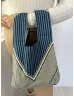   Geantă de mână din material elastic, tricotat. Lățime: 24,5 cm, Înălțime: 46,5 cm.