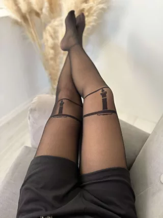   Elastic, confortabil, subțire, ciorapi de 20 DEN. (în dimensiuni 1/2 și 3/4.)