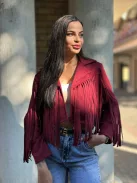 Jachetă scurtă din material elastic, cu aspect de velur, necăptușită, cu franjuri. (Recomandată pentru mărimile S-L.)