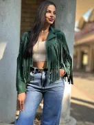 Jachetă scurtă din material elastic, cu aspect de velur, necăptușită, cu franjuri. (Recomandată pentru mărimile S-L.)