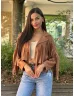   Jachetă scurtă din material elastic, cu aspect de velur, necăptușită, cu franjuri. (Recomandată pentru mărimile S-L.)