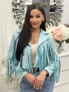 Jachetă scurtă din material elastic, cu aspect de velur, necăptușită, cu franjuri. (Recomandată pentru mărimile S-L.)