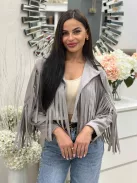 Jachetă scurtă din material elastic, cu aspect de velur, necăptușită, cu franjuri. (Recomandată pentru mărimile S-L.)