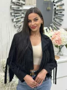 Jachetă scurtă din material elastic, cu aspect de velur, necăptușită, cu franjuri. (Recomandată pentru mărimile S-L.)