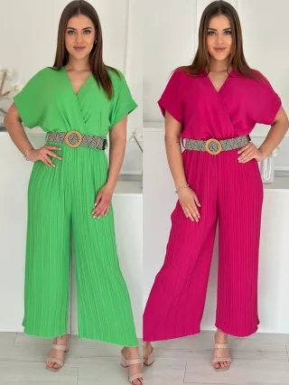   Salopetă plisată, petrecută, cu croi lejer, talie elastică și curea, din material neelastic. (Recomandată pentru mărimile S-L.)