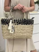 Geantă mare de vară din ratan împletit, cu structură rigidă și fermoar. 45 x 25 x 18 cm.