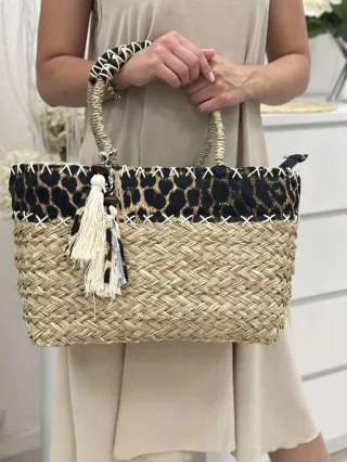   Geantă mare de vară din ratan împletit, cu structură rigidă și fermoar. 45 x 25 x 18 cm.