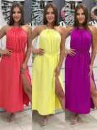 Rochie lejeră, cu elastic în talie, reglabilă la gât cu șnur, crăpată, din material neelastic. (Recomandată pentru mărimile S-L.)