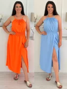 Rochie lejeră, cu elastic în talie, reglabilă la gât cu șnur, crăpată, din material neelastic. (Recomandată pentru mărimile S-L.)