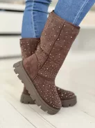 Cizme cu aspect de piele întoarsă decorate cu pietre