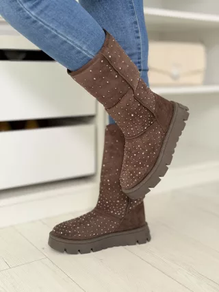 Cizme cu aspect de piele întoarsă decorate cu pietre