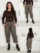 Pantaloni cu nasturi decorativi și curea