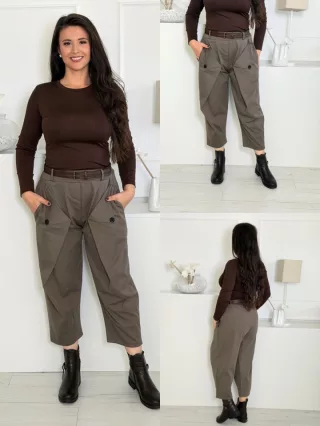 Pantaloni cu nasturi decorativi și curea