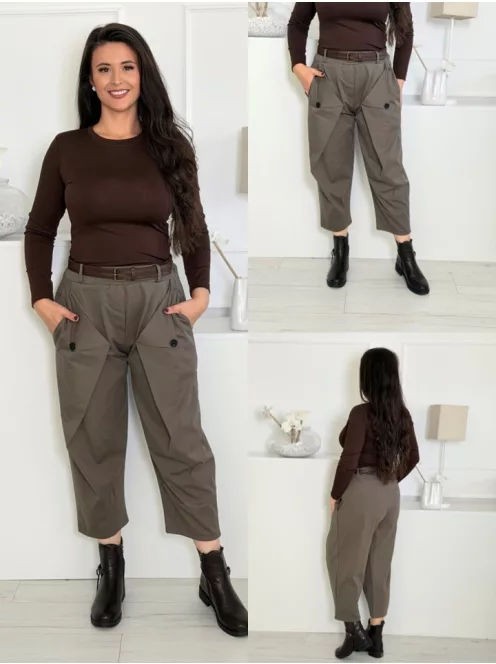 Pantaloni cu nasturi decorativi și curea