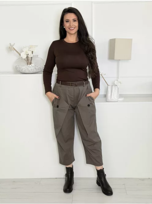Pantaloni cu nasturi decorativi și curea